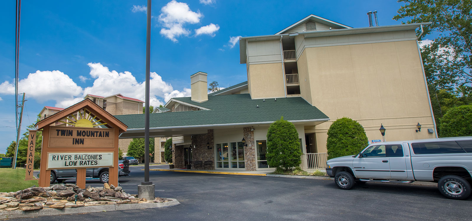 The exterior of Twin Mountain Inn & Suites in Pigeon Twin