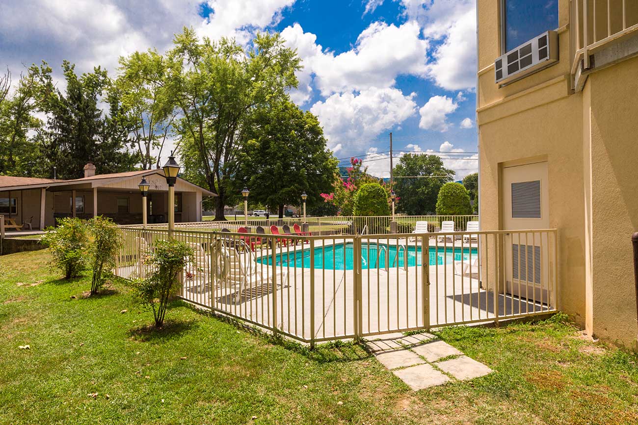 The outdoor pool at Twin Mountain Inn & Suites Twin Mountain Inn